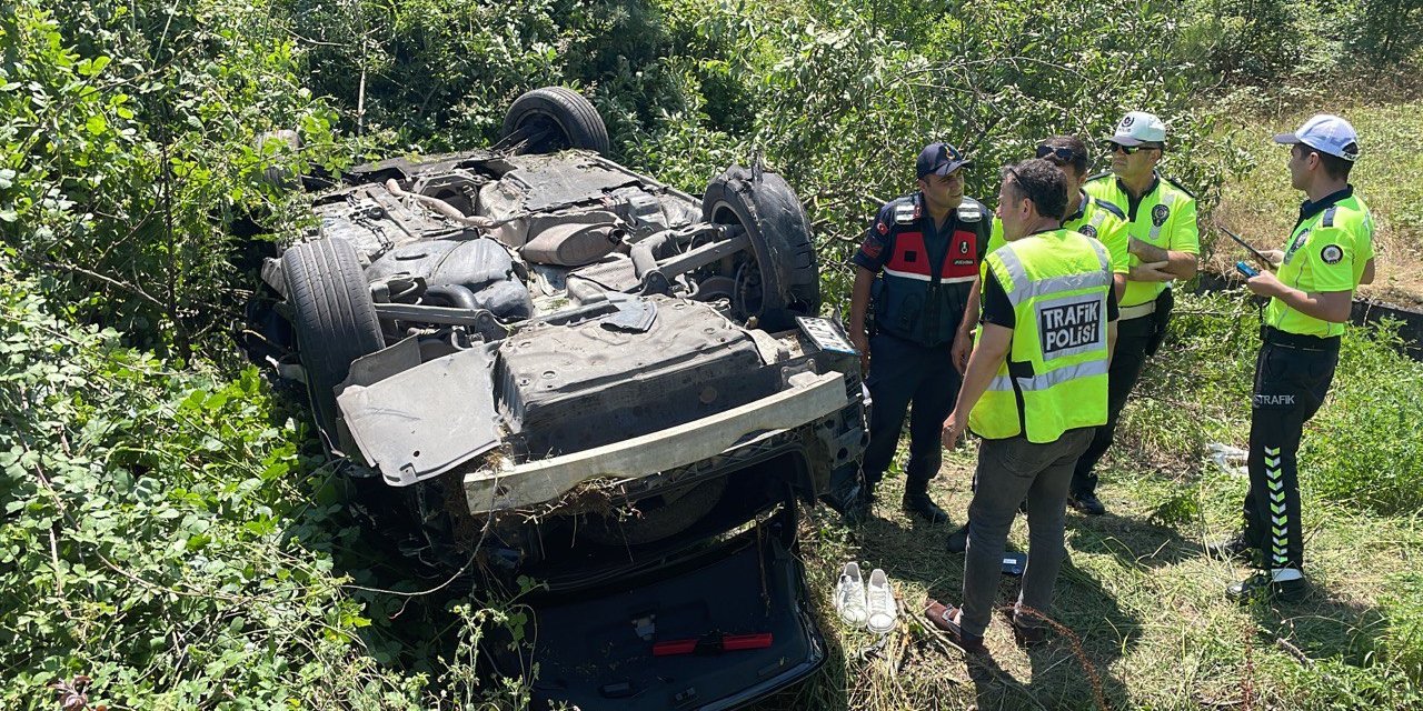 Otoyolda bariyerleri aşıp, şarampole düşen otomobilin sürücüsü öldü