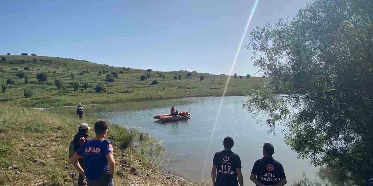 Serinlemek için girdiği gölette can verdi