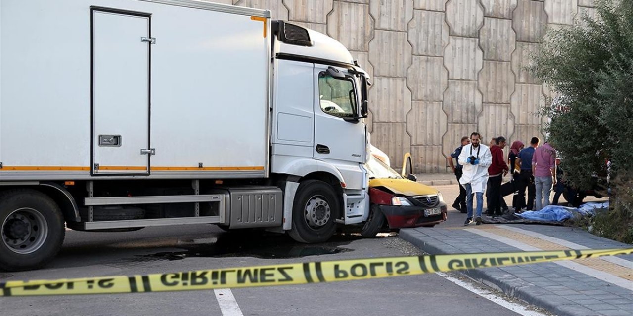 Taksinin kamyonla çarpıştığı kazada 4 kişi öldü