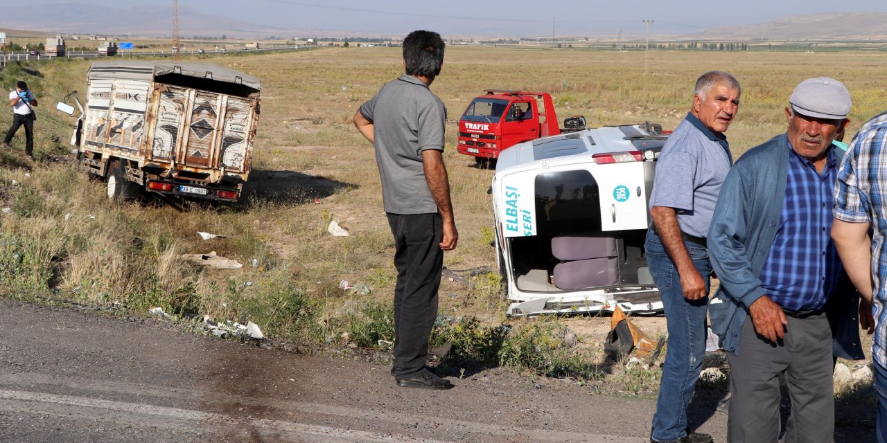 2 minibüs ile kamyonet çarpıştı: 12 yaralı