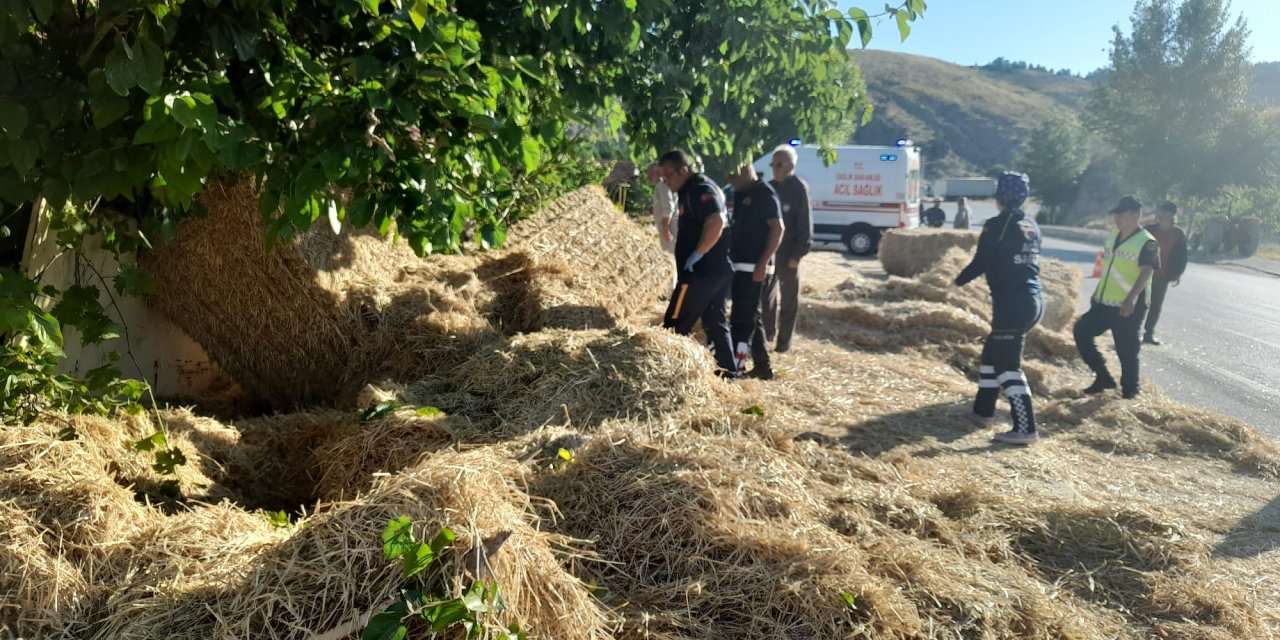 Devrilen TIR'dan fırlayan balyanın altında kalıp, öldü