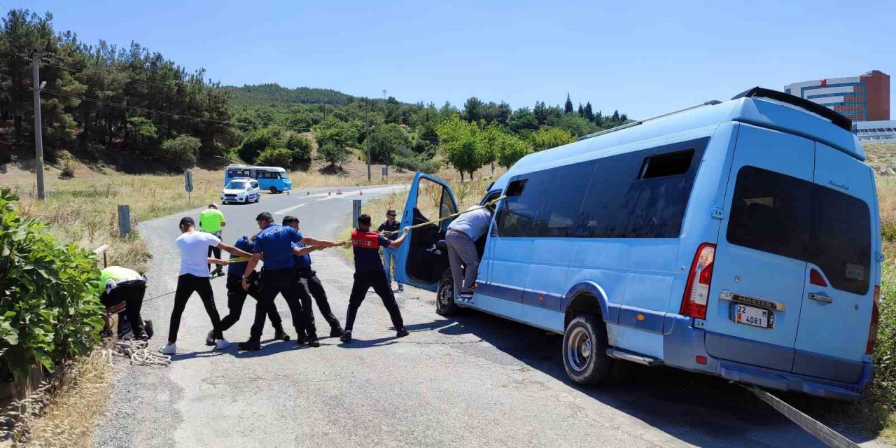 Minibüsün köprüden düşmemesi için iple sımsıkı tuttular