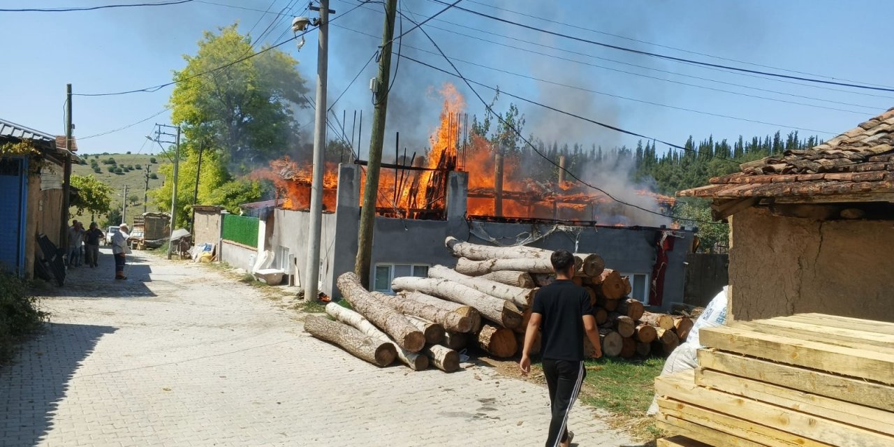 Evlerinin yandığını fark etmeyen çift, komşuları sayesinde kurtuldu