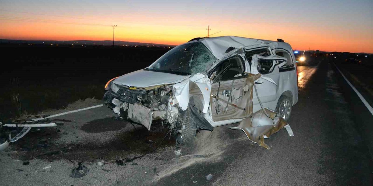 Konya’da hafif ticari araçlar çarpıştı: 3 yaralı