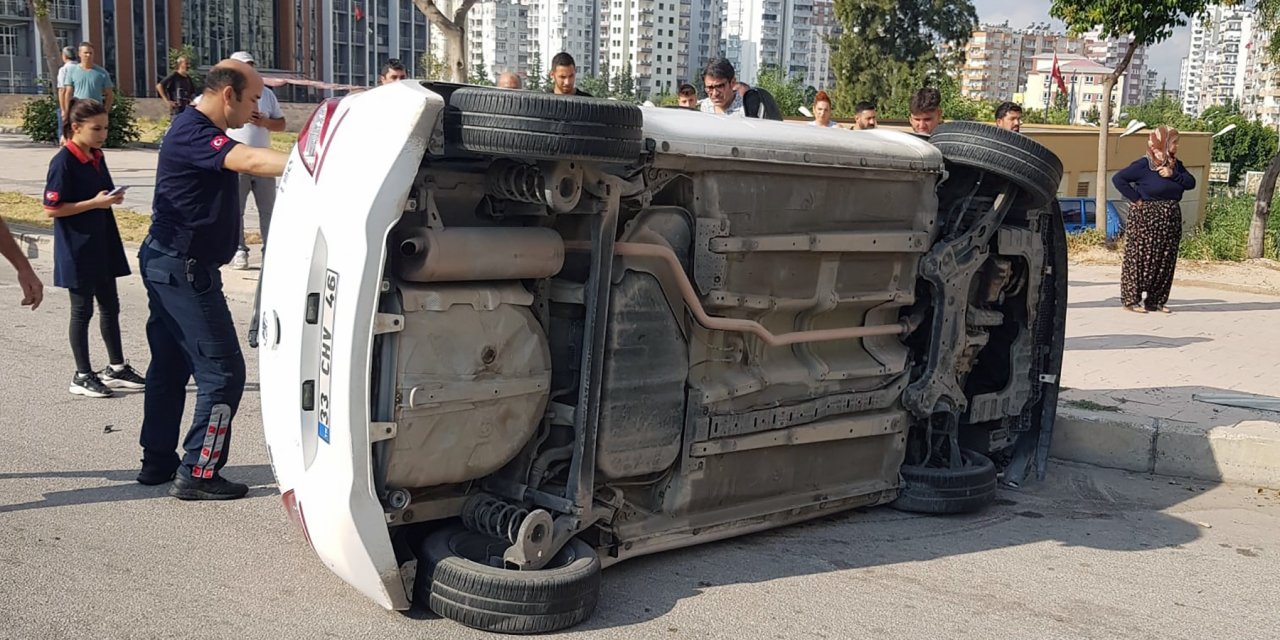 Devrilen otomobilden fırlayan sürücü, başını asfalta çarpıp öldü