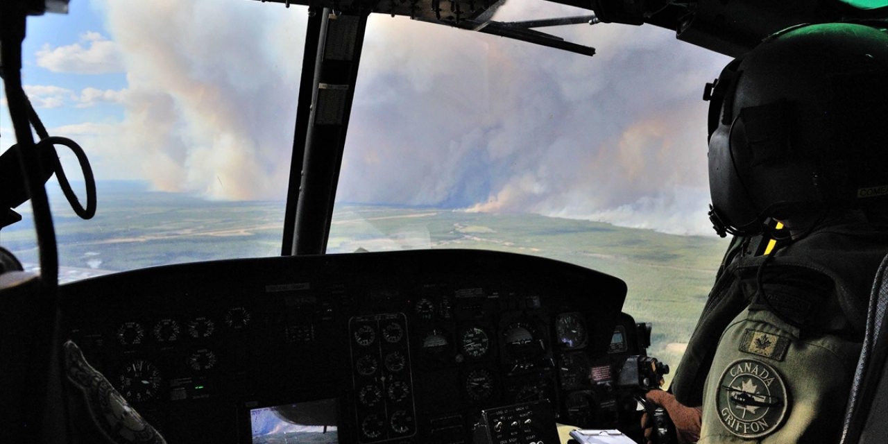 Kanada'da yangınlara müdahale eden helikopterin düşmesi sonucu pilot hayatını kaybetti