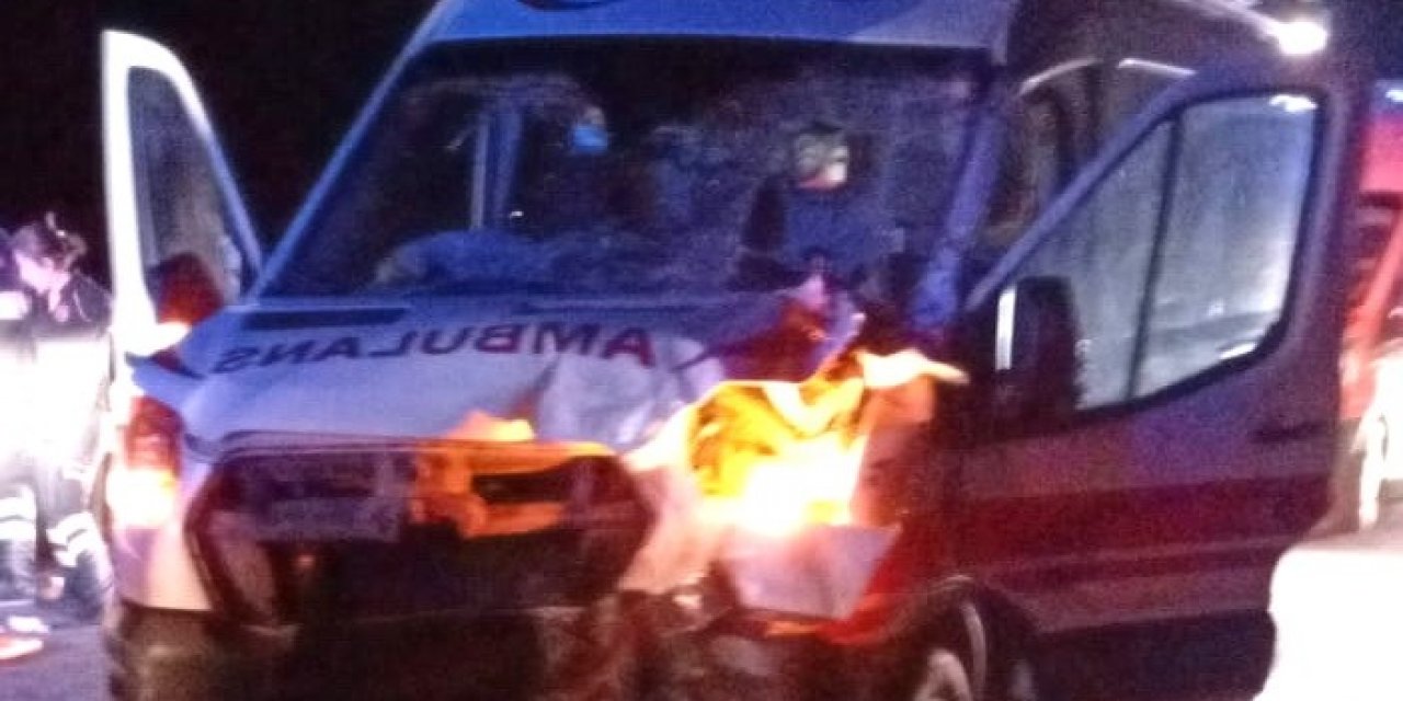 Ambulans traktörle çarpıştı!