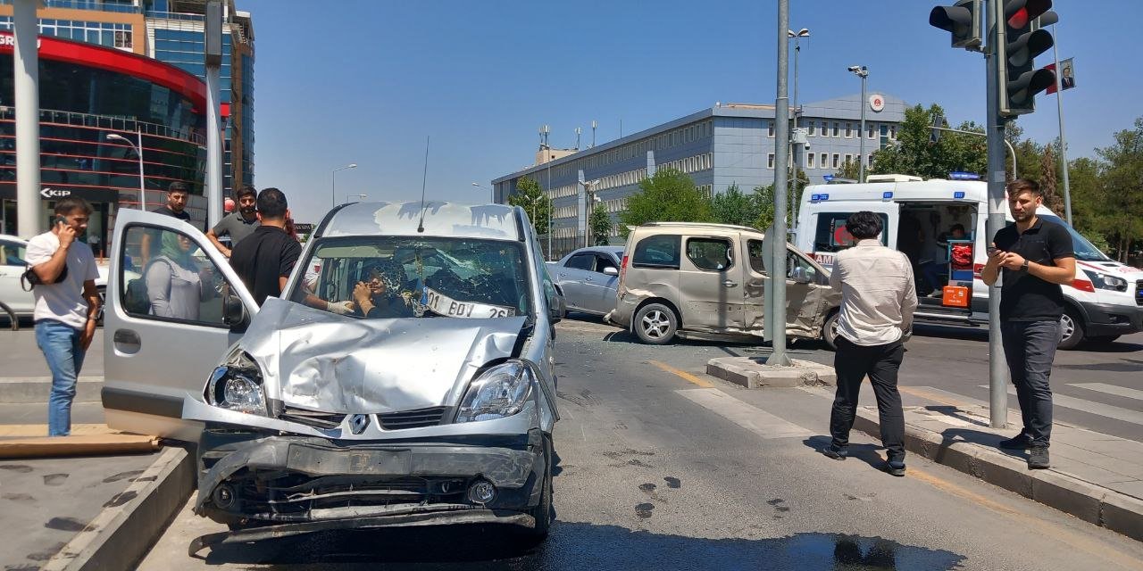 Hatalı dönüş yapan otomobil, zincirleme kazaya neden oldu; 1’i çocuk, 5 yaralı