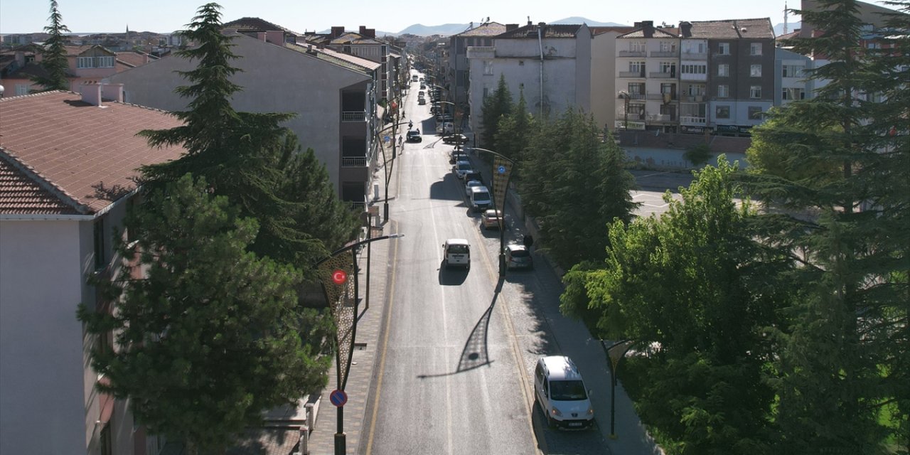 Konya'nın ilçesindeki üç caddede sıcak asfalt çalışması gerçekleştirdi
