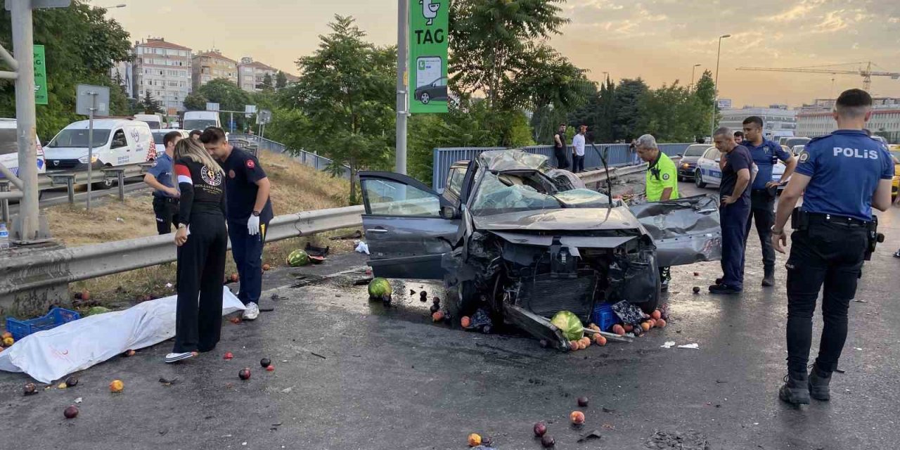 Meyve yüklü kamyonete arkadan çarptı: 2 ölü