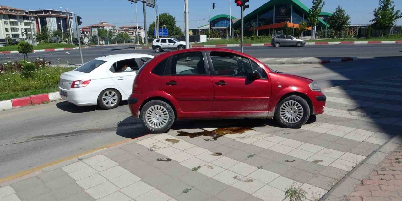 Kontrolden çıkan araç refüje çarptı: 2 yaralı