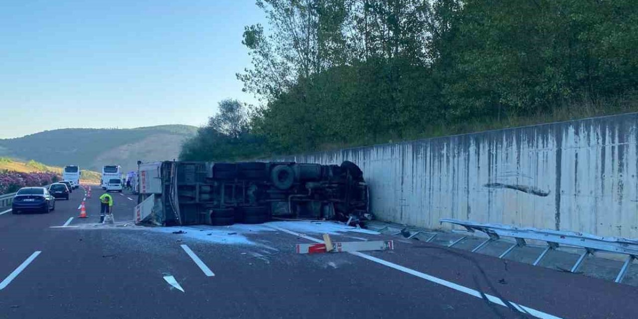 Otobüs ile tır çarpıştı: 1 ölü, 4 yaralı