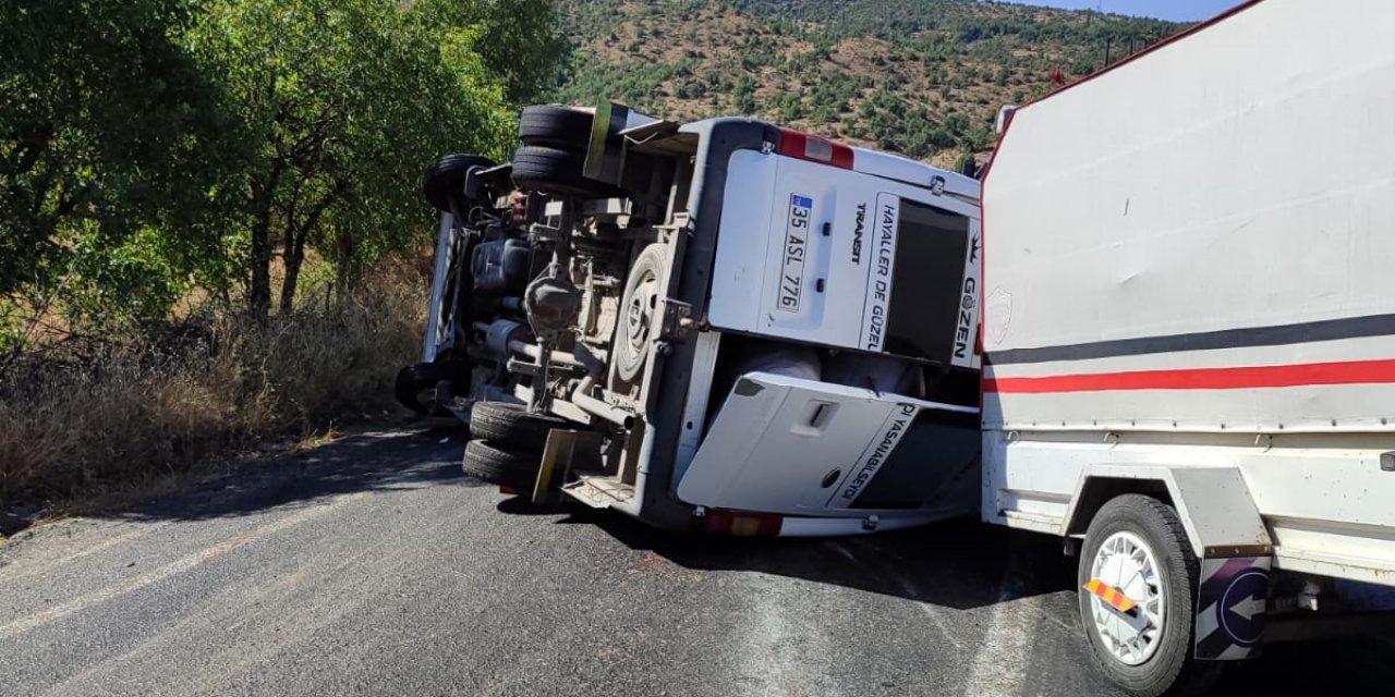 Römork takılı minibüs devrildi: 10 yaralı