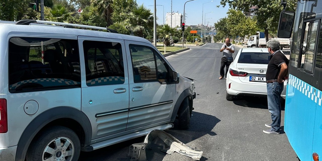 Hafif ticari araç ile otomobil çarpıştı