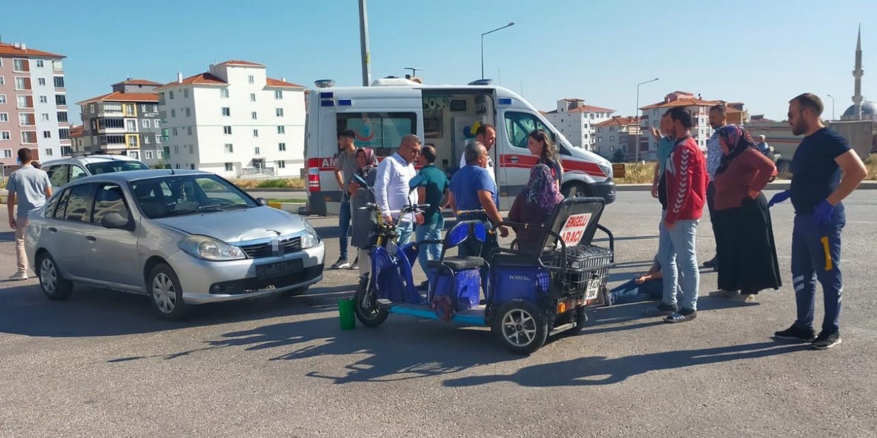 Otomobille elektrikli bisiklet çarpıştı