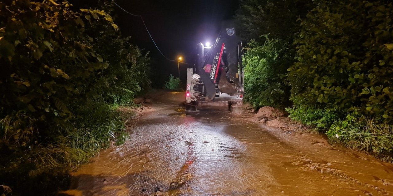 Trabzon'da sağanak yağış hayatı olumsuz etkiledi