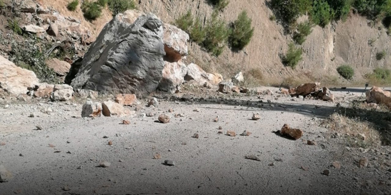 Adana'da deprem... Kaya parçaları yola düştü, yol ulaşıma kapandı