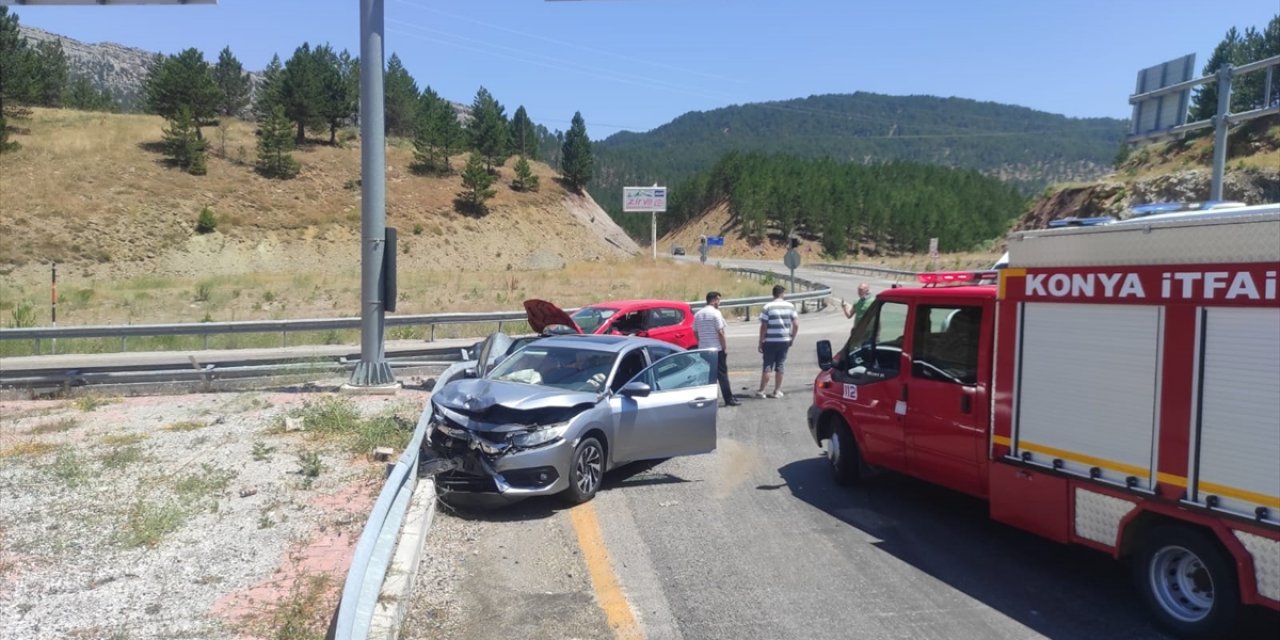 Konya'da iki otomobil çarpıştı, 5 kişi yaralandı