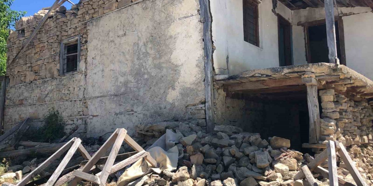 Adana'daki 5.5’lik deprem bu köye büyük hasar verdi