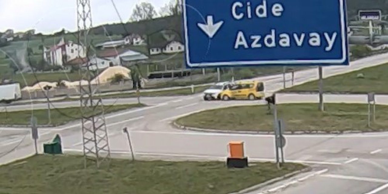 Kadın sürücü, karşıya geçmek için yoldan duran yayayı ezdi, o an ise kameralara böyle yansıdı