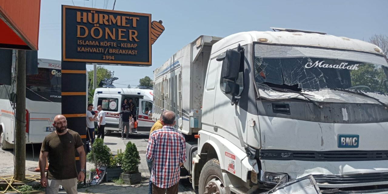 Turistleri taşıyan midibüse hafriyat kamyonu çarptı: 8 yaralı