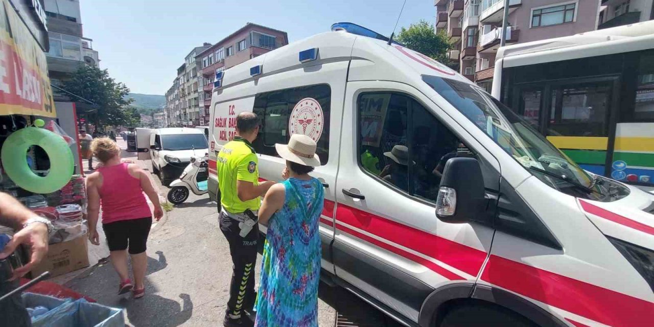 Yayalara yol vermek isterken kaza yaptı