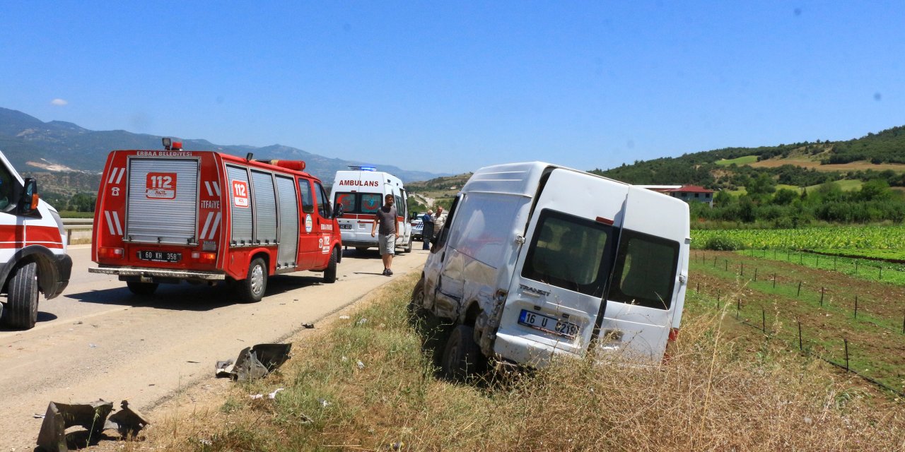 Otomobil park halindeki minibüse çarptı: 2 ölü, 4 yaralı