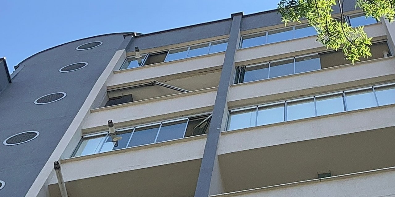 Cam balkon montajı yaparken 7'nci kattan düşüp, öldü