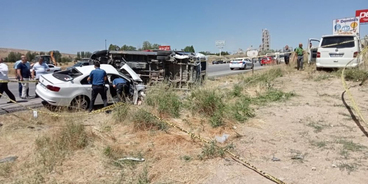 Yolcu minibüsü ile iki aracın karıştığı feci kazada 1 kişi öldü, 10 kişi yaralandı