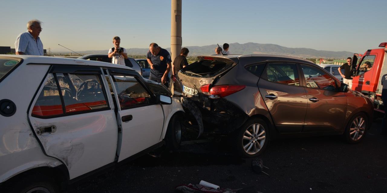 Kazayı görüp duran otomobile başka araç arkadan çarptı: 9 yaralı