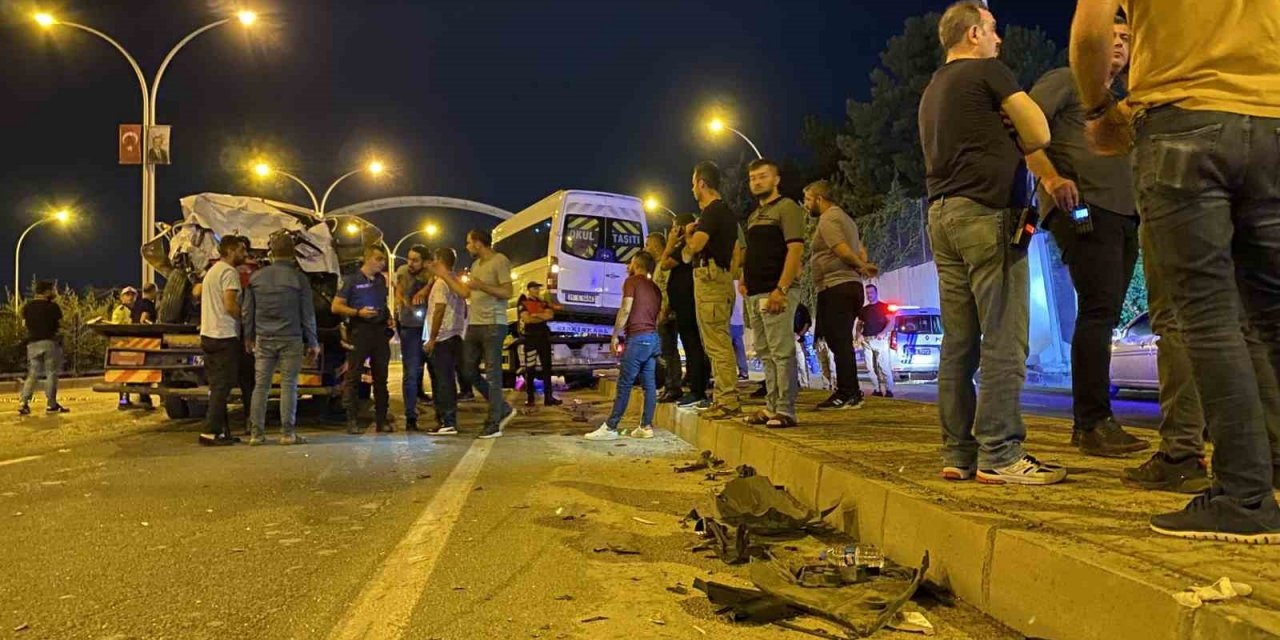 Diyarbakır’da 4 aracın karıştığı zincirleme kazada 2’si ağır 5 kişi yaralandı