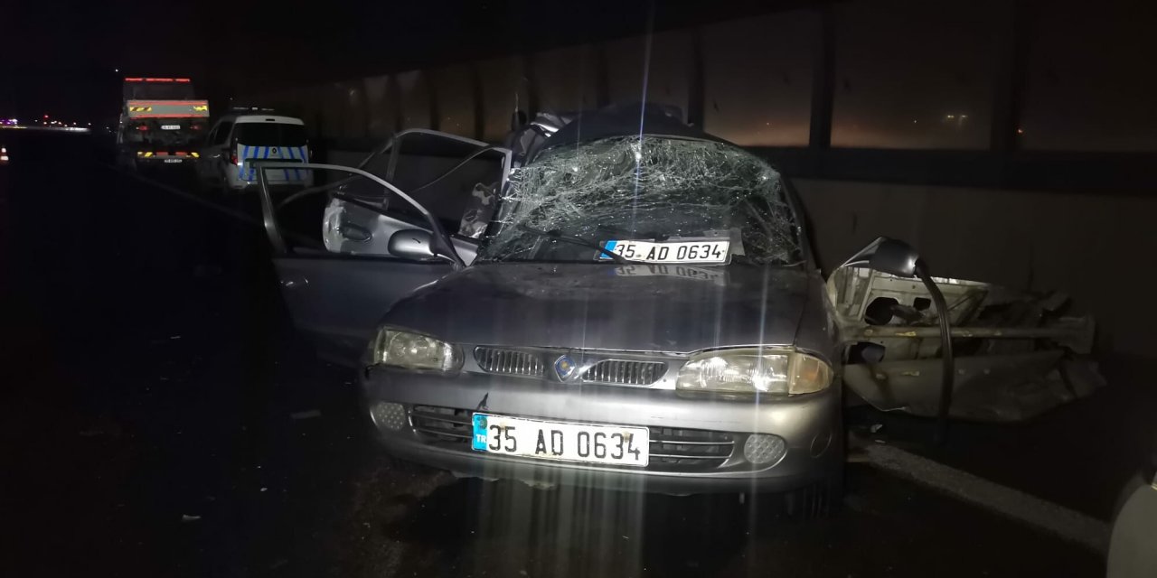 Kamyonet otoyolda duran otomobile çarptı: 1 ölü,  2 yaralı