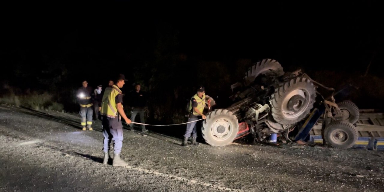 Yolcu otobüsü traktöre çarptı: 3’ü ağır 6 yaralı