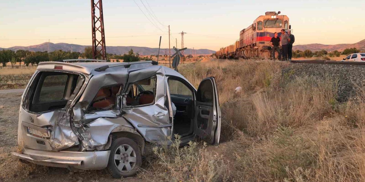 Hafif ticari araca tren çaptı: Yaralı sürücü canının yerine taşıdığı kaçak tütünü saklamanın derdine düştü