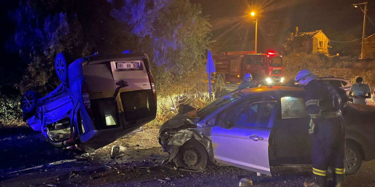 Hafif ticari araç ile otomobil çarpıştı: 1'i ağır 6 yaralı