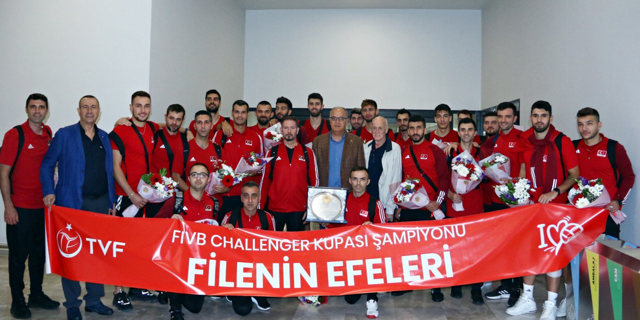 Challenger Kupası şampiyonu Filenin Efeleri, yurda döndü