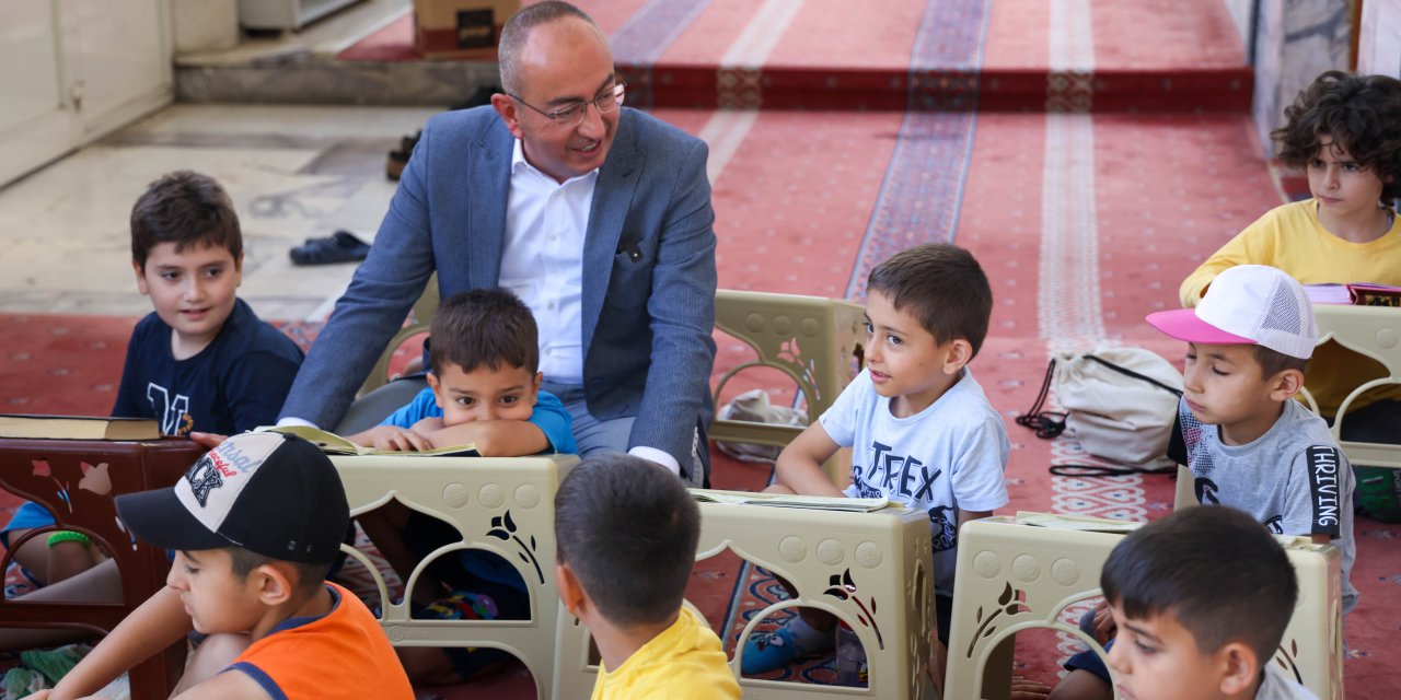 Başkan Kavuş'dan çocuklara kitap hediyesi