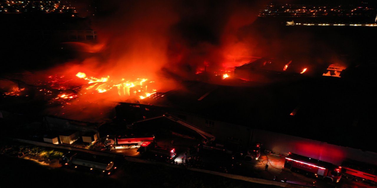 Sanayi bölgesinde yangın: Alevler 10 fabrikaya sıçradı