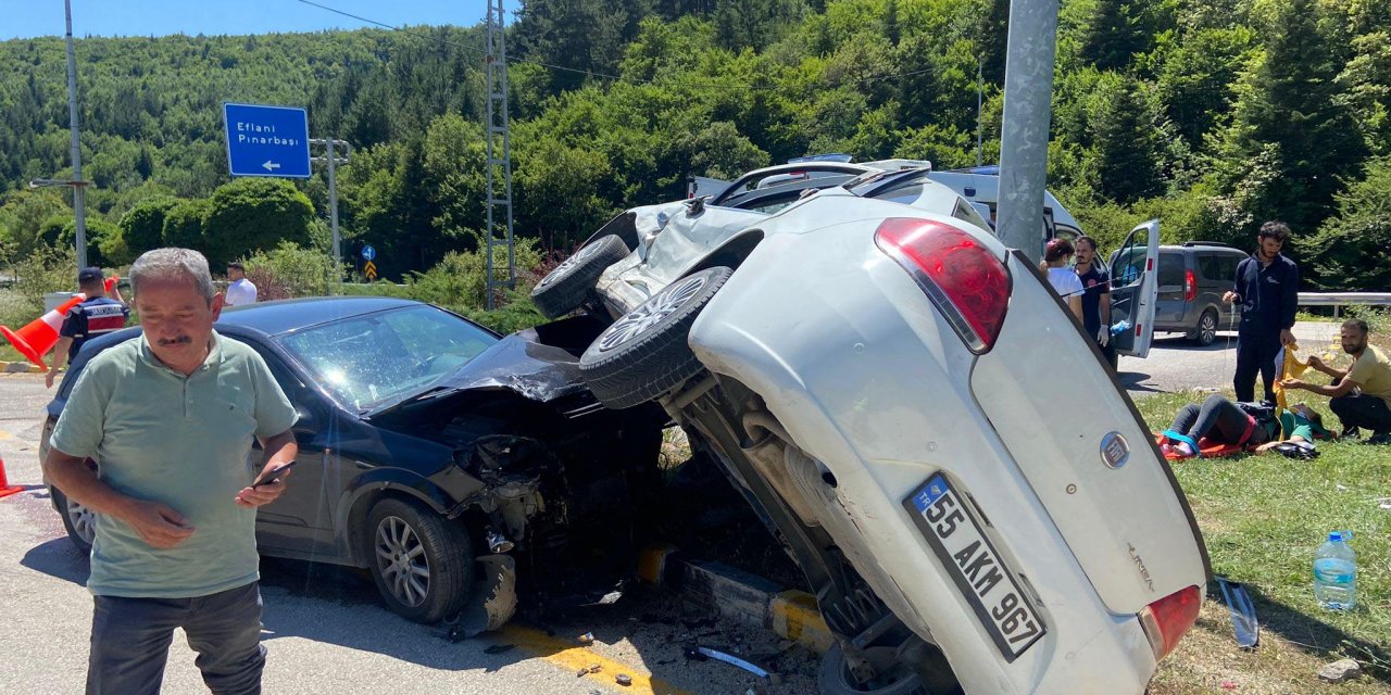 Kavşakta iki otomobil çarpıştı: 1 çocuk öldü, 8 yaralı