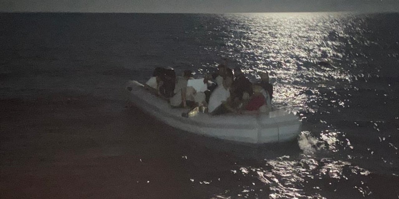 Yunanistan unsurlarınca geri itilen 24 düzensiz göçmen kurtarıldı