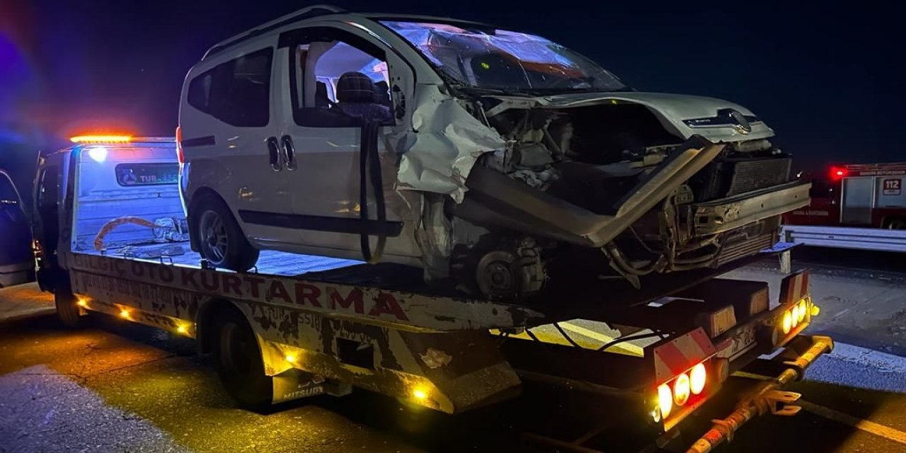 Otomobil ile hafif ticari aracın karıştığı kazada 6 kişi yaralandı