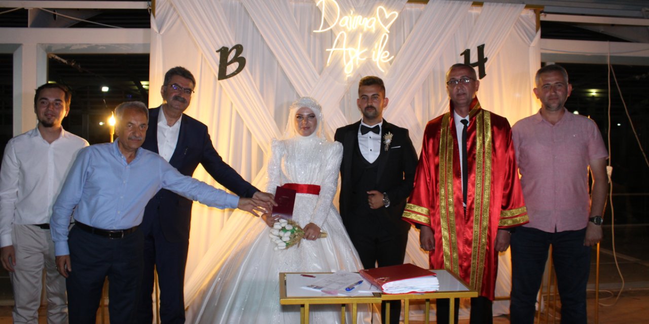 Yunak Belediye Başkanı oğlunun nikahını kıydı