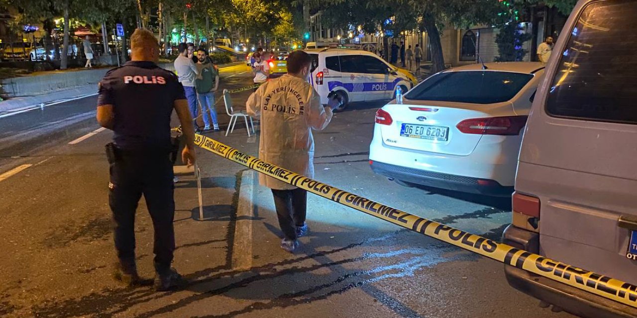 Beyoğlu'nda yol kenarında bekleyen kişilere silahlı saldırı: 1 ölü 1  yaralı