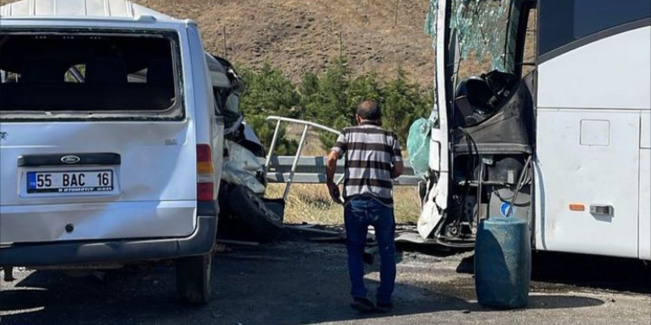 Yolcu otobüsü ile hafif ticari araç çarpıştı: 1 ölü, 7 yaralı