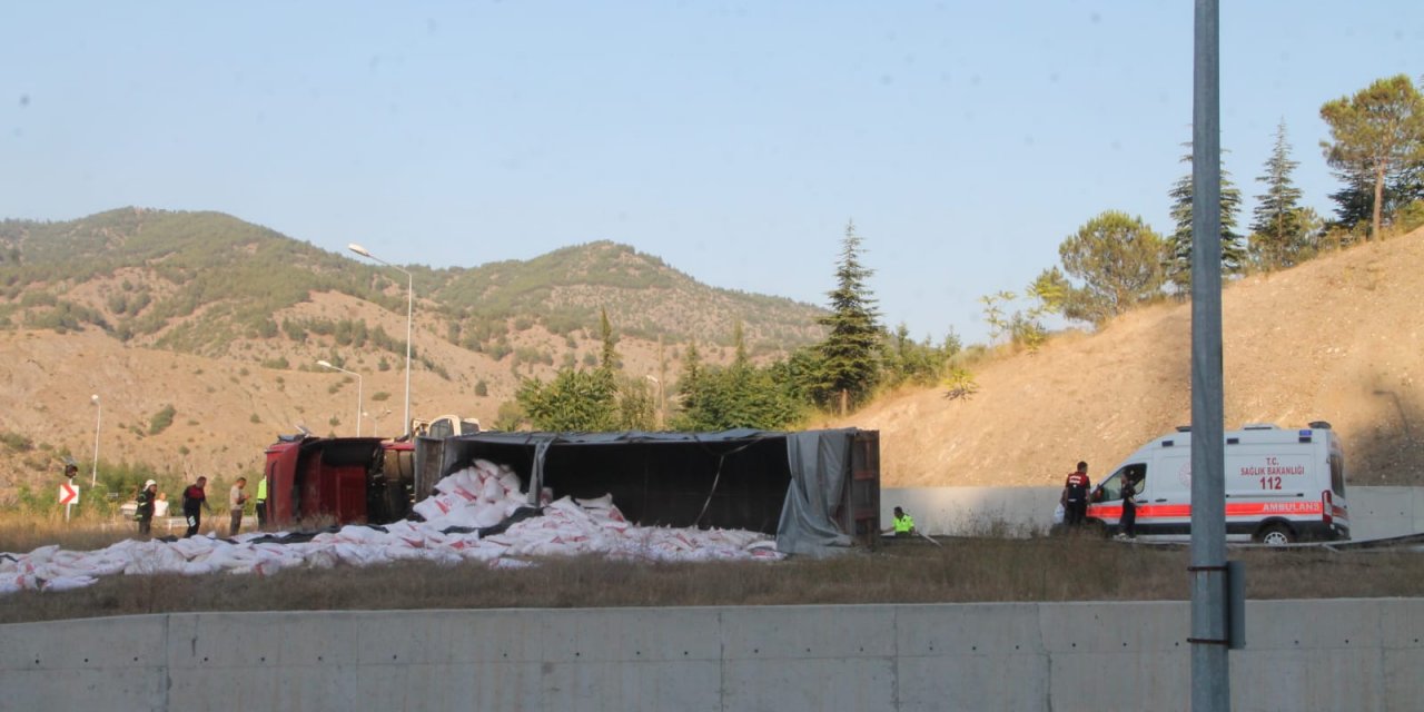 Un yüklü TIR devrildi: 1 ölü