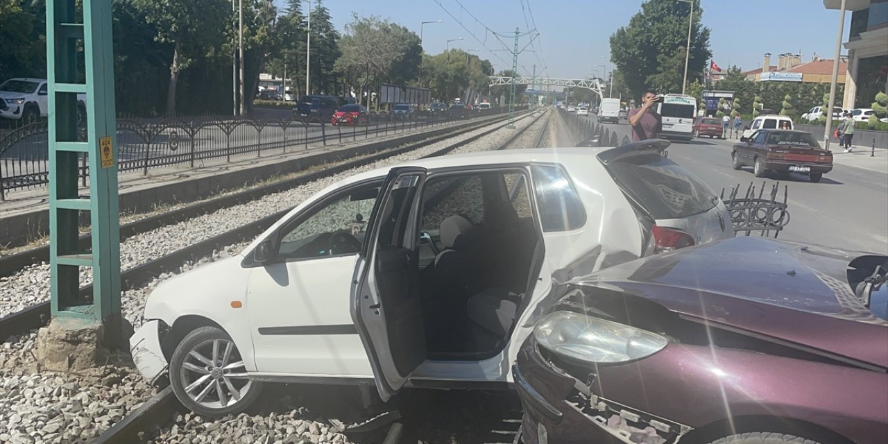 Konya Nalçacı Caddesi'nde çarpışan iki araçtan biri tramvay yoluna girdi