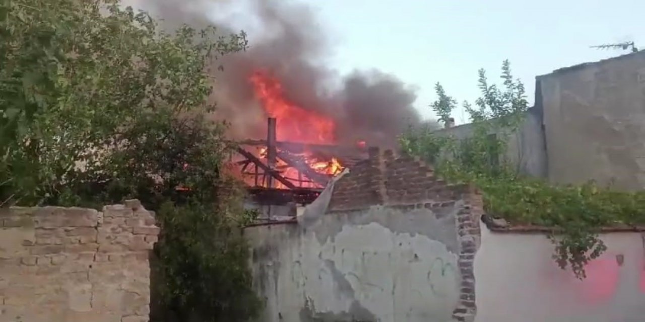 Korkutan yangında 5 ev zarar gördü