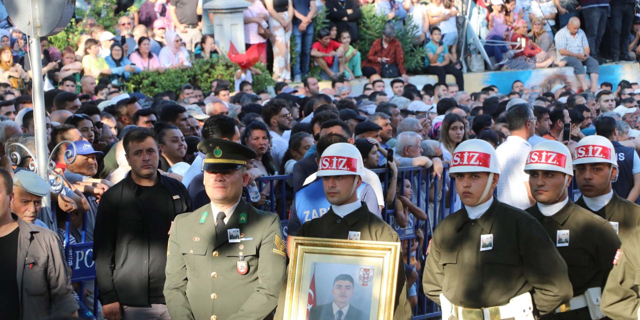 Şehit Uzman Çavuş Özek, memleketi Denizli'de son yolculuğuna uğurlandı