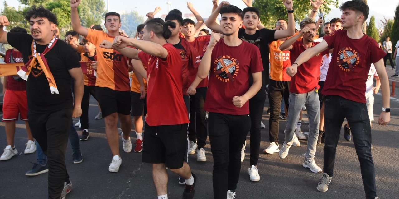 Galatasaray kafilesine Kayseri’de coşkulu karşılama