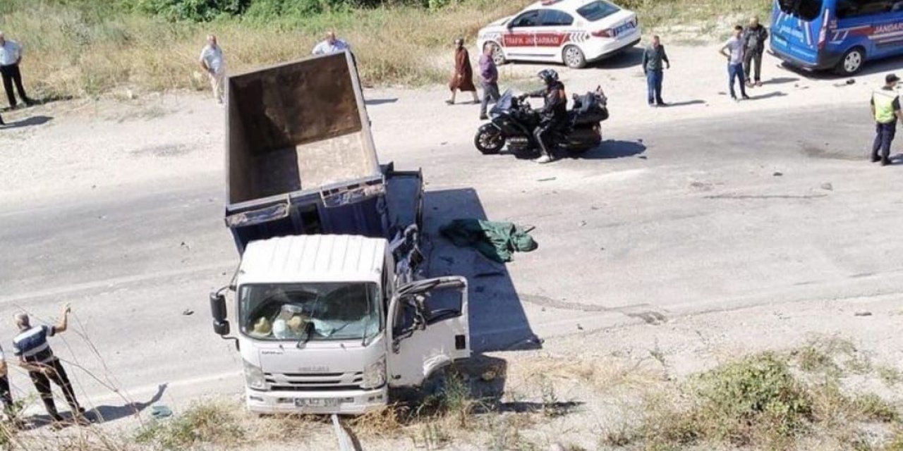 Bursa'da yolcu minibüsü ile kamyon çarpıştı: 1 ölü, 5 yaralı